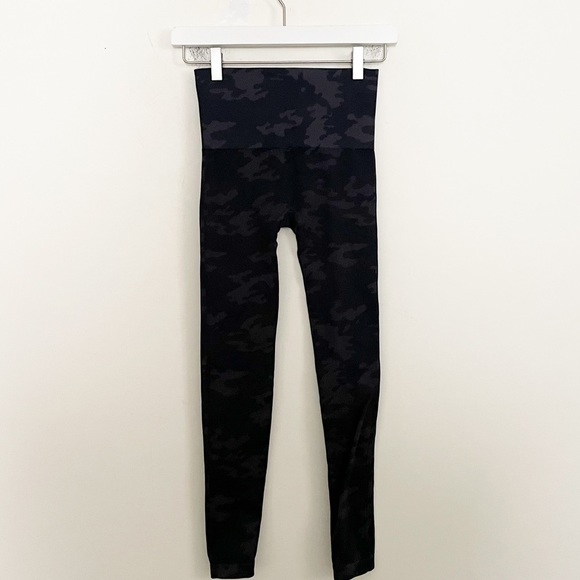 Spanx EcoCare Seamless Black Camo High Waisted Leggings Size Small Slimming - Picture 4 of 6